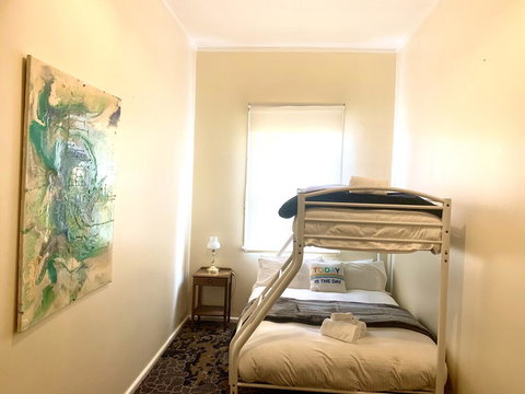 Victoria Albert Guest House Bar Cafe And Restaurant - Tourism TAS 1