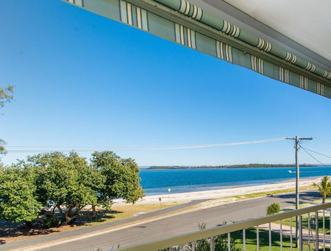 VIEWS VIEWS VIEWS! Front Top Floor Waterfront Unit - Chnook Apartments South Esp, Bongaree - Hobart Tourism 0