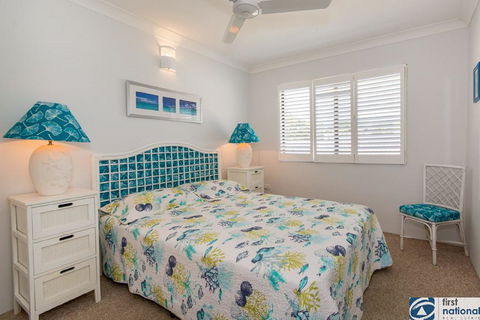 VIEWS VIEWS VIEWS! Front Top Floor Waterfront Unit - Chnook Apartments South Esp, Bongaree - Hobart Tourism 2