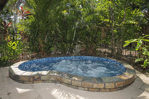 Villa Frangipani - Hobart Tourism 1