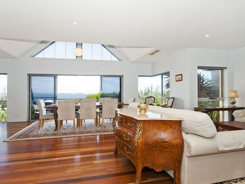 Villa Mer - Stylish Waterfront Accommodation - Hobart Tourism 3