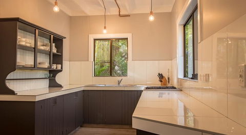 Vintage Inspired Three Bedroom Home- Heated Pool! - Hobart Tourism 3