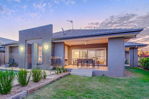 Vintage On The 8th - Hobart Tourism 1