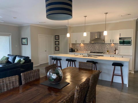 Vintage On The 8th - Hobart Tourism 3