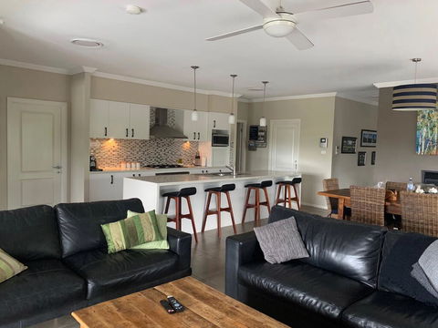 Vintage On The 8th - Hobart Tourism 2