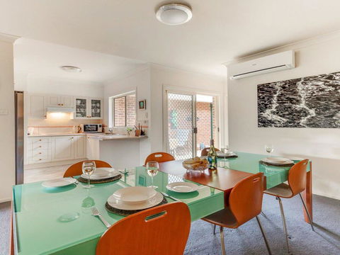 Walling-Clifton Gardens - Backing Onto Golf Course - Tourism TAS 3