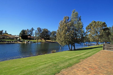 Waterfront Getaway In Sussex - Hobart Tourism 2