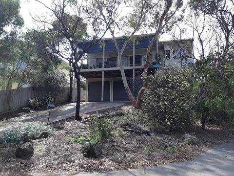 Elevated Holiday House Overlooks Tranquil Wetlands - Hobart Tourism 13