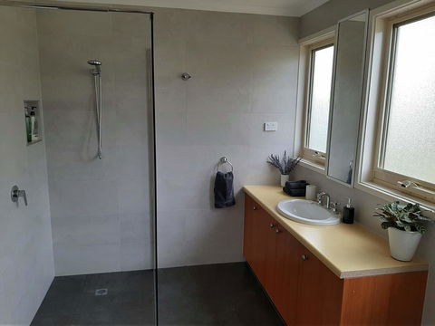 Elevated Holiday House Overlooks Tranquil Wetlands - Hobart Tourism 3