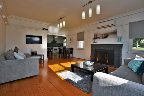 A Stroll Away - Tourism TAS 0