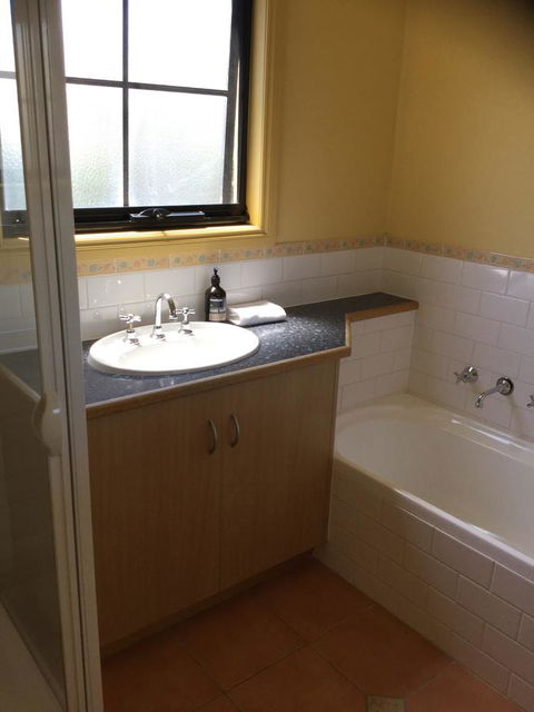 At The Beach Apartments - Hobart Tourism 9