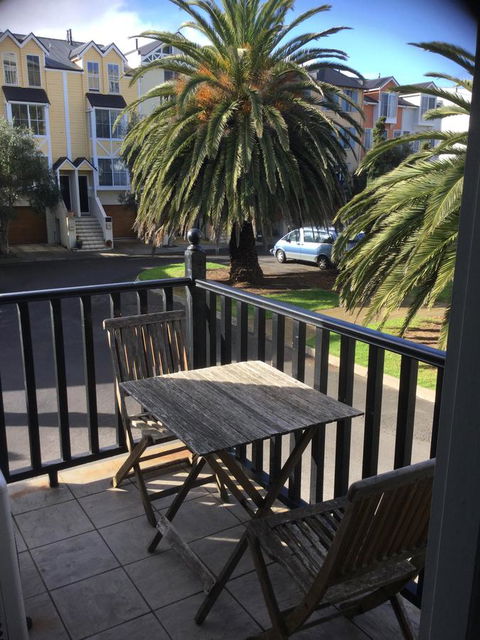 At The Beach Apartments - Hobart Tourism 10