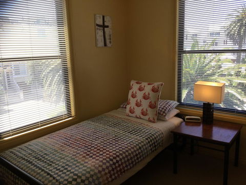 At The Beach Apartments - Hobart Tourism 4