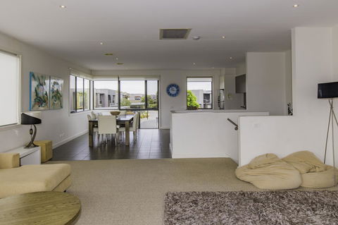 1 Pebble Place - Tourism TAS 4