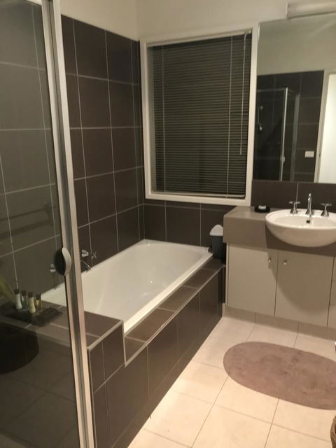 Black Lotus Townhouse - Hobart Tourism 10