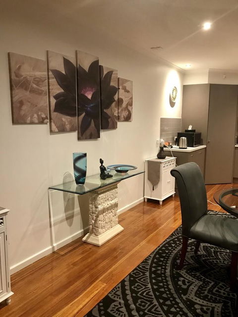 Black Lotus Townhouse - Hobart Tourism 6