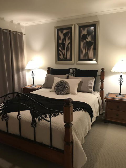 Black Lotus Townhouse - Hobart Tourism 5