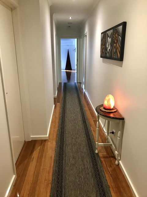 Black Lotus Townhouse - Hobart Tourism 9