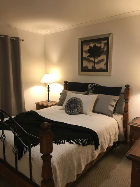 Black Lotus Townhouse - Hobart Tourism 4
