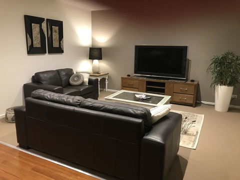 Black Lotus Townhouse - Hobart Tourism 7