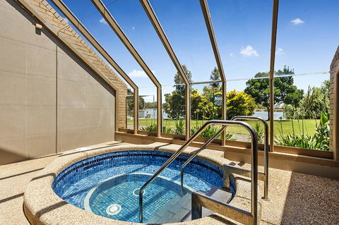 Lakeside Country Club - Hobart Tourism 1