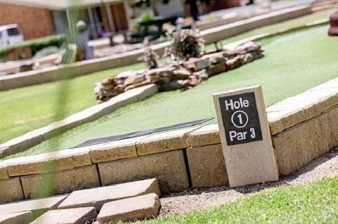 Lakeside Country Club - Hobart Tourism 5