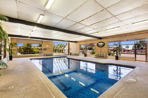 Lakeside Country Club - Hobart Tourism 6