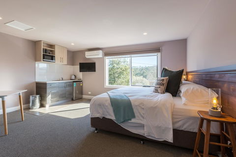 The Old Mechanics - Tourism TAS 15