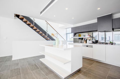 Docklands Waterfront Luxury Villa - Tourism TAS 10