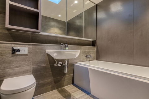Docklands Waterfront Luxury Villa - Tourism TAS 17