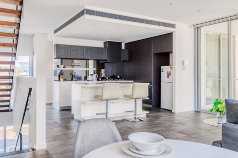 Docklands Waterfront Luxury Villa - Tourism TAS 11
