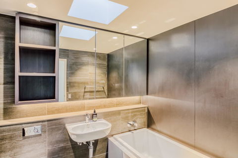 Docklands Waterfront Luxury Villa - Tourism TAS 16