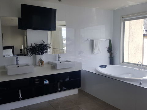 104 On Merri Apartments - Hobart Tourism 19