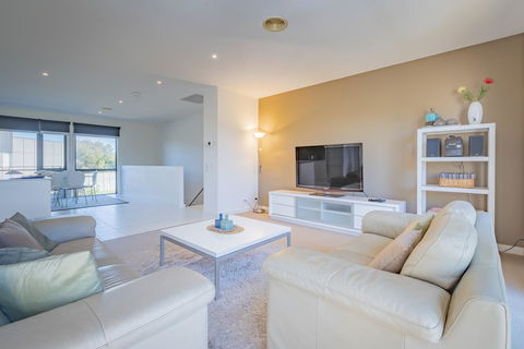 Stylish 3 Bedroom Townhouse - Free Parking - Hobart Tourism 1