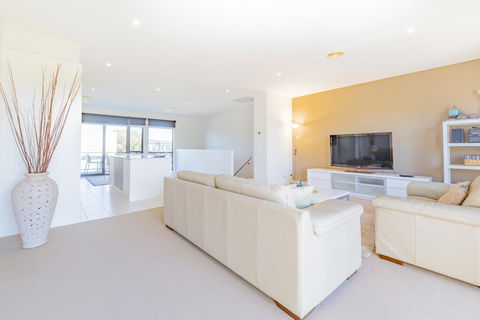 Stylish 3 Bedroom Townhouse - Free Parking - Hobart Tourism 4