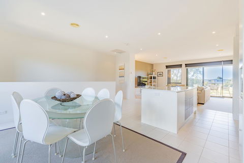 Stylish 3 Bedroom Townhouse - Free Parking - Hobart Tourism 14