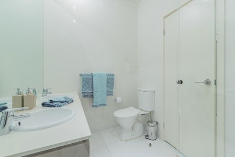 Stylish 3 Bedroom Townhouse - Free Parking - Hobart Tourism 18
