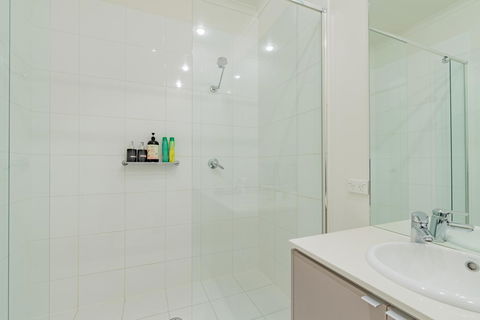 Stylish 3 Bedroom Townhouse - Free Parking - Hobart Tourism 17