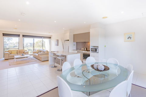Stylish 3 Bedroom Townhouse - Free Parking - Hobart Tourism 2