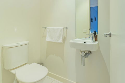 Stylish 3 Bedroom Townhouse - Free Parking - Hobart Tourism 22