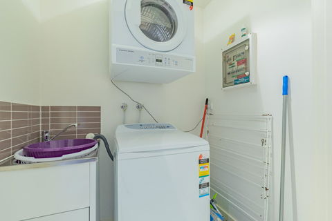Stylish 3 Bedroom Townhouse - Free Parking - Hobart Tourism 21