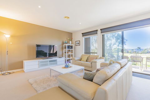 Stylish 3 Bedroom Townhouse - Free Parking - Hobart Tourism 9