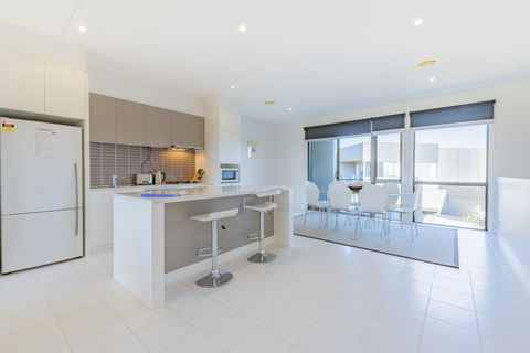 Stylish 3 Bedroom Townhouse - Free Parking - Hobart Tourism 3