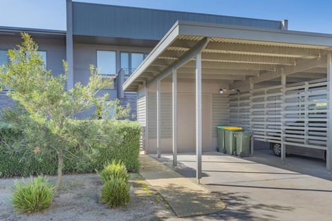 Stylish 3 Bedroom Townhouse - Free Parking - Hobart Tourism 24