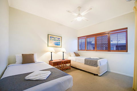 Whale Watch Ocean Beach Resort - Hobart Tourism 11