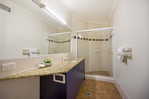 Whale Watch Ocean Beach Resort - Hobart Tourism 12