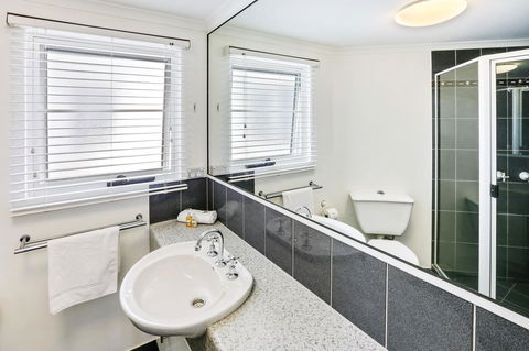 On The Beach Apartments - Hobart Tourism 3