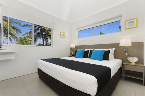 By The Sea Port Douglas - Hobart Tourism 17