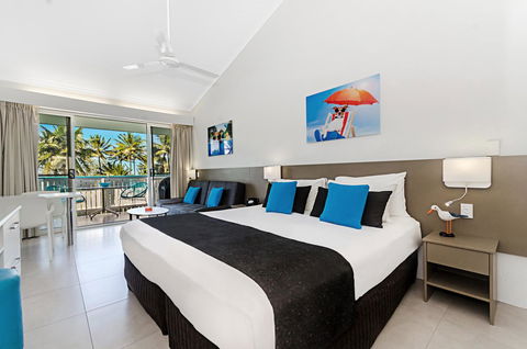 By The Sea Port Douglas - Hobart Tourism 4