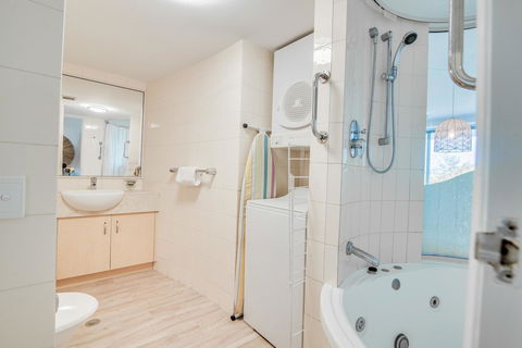 Grand Palais Boolarong Beachside Apartments - Tourism TAS 5